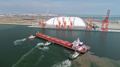 再添新货种！首艘原糖外贸船舶顺利靠泊作业